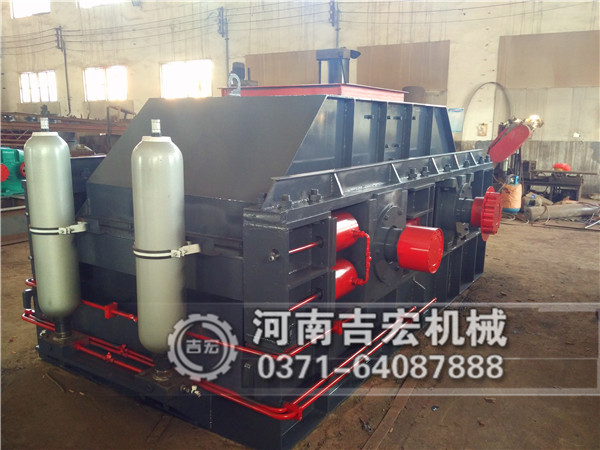 時產(chǎn)50方鵝卵石制砂/碎沙/打砂專用機(jī)器—液壓對輥制砂機(jī)！
